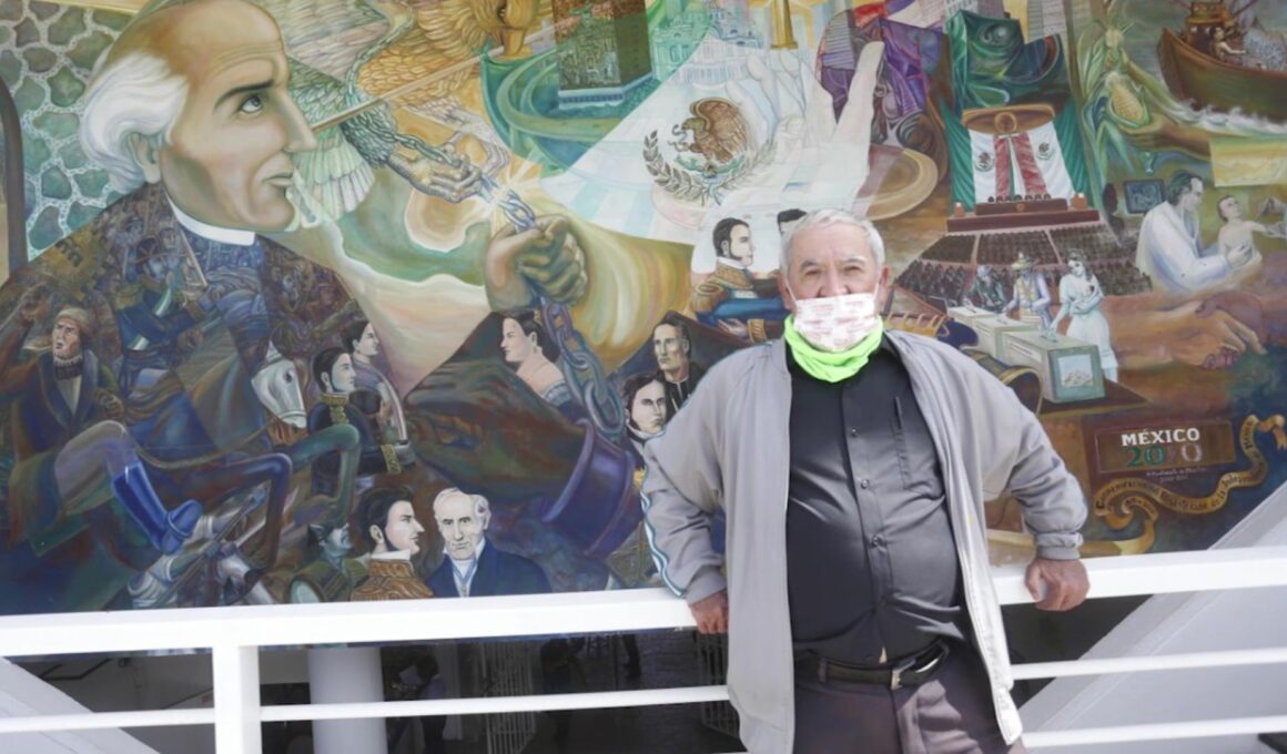 El reconocido muralista sinaloense Óscar Castillo Vega ha dejado su huella artística en más de 70 murales en el estado. En 2023, emprenderá un nuevo proyecto en el Archivo Histórico de Mazatlán. A sus 67 años, Castillo Vega sigue apasionado por el arte, una pasión que se originó en su infancia. En 1983, a los 27 años, pintó su primer mural, dedicado al proceso del agua. Desde entonces, ha plasmado su talento en más de 70 murales en Sinaloa, especialmente en Culiacán y Mazatlán.