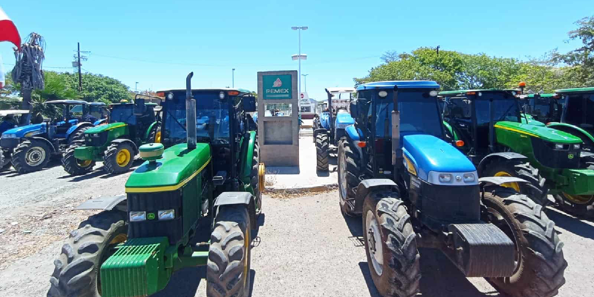 Agricultores de Sinaloa toman instalaciones de Pemex.