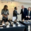 Familias de San Diego regresan piezas arqueológicas a México.