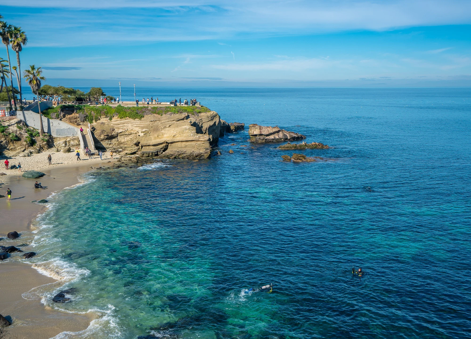 La Jolla Cove, una playa ubicada en la costa de San Diego, ha sido nombrada como la playa más hermosa de Estados Unidos, según un estudio realizado por Florida Rentals, una empresa estadounidense que gestiona rentas para vacacionar. La playa californiana superó a otras icónicas costas estadounidenses como South Beach en Florida y Laguna Beach en California.