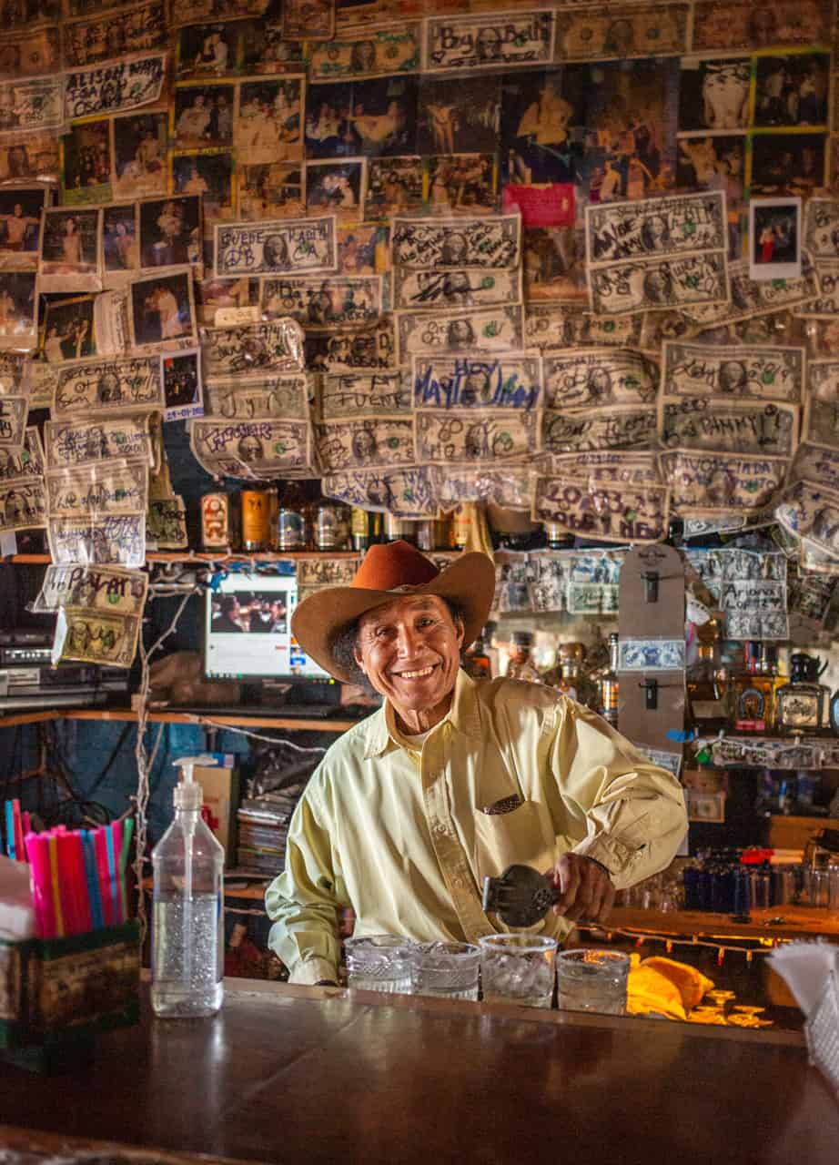 El propietario de la cantina, Enrique "Ricky" Gallegos, de 77 años, es un personaje carismático que se mudó a Tijuana en los años 70 antes de establecer su negocio hace 30 años. Su apodo proviene de la antigua serie de televisión “I Love Lucy”, donde el esposo de la protagonista, Ricky Ricardo, era interpretado por Desi Arnaz.