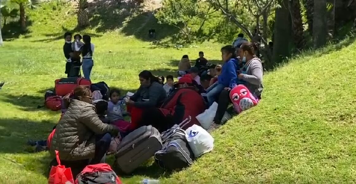 Migrantes forman un campamento en garita de San Ysidro.