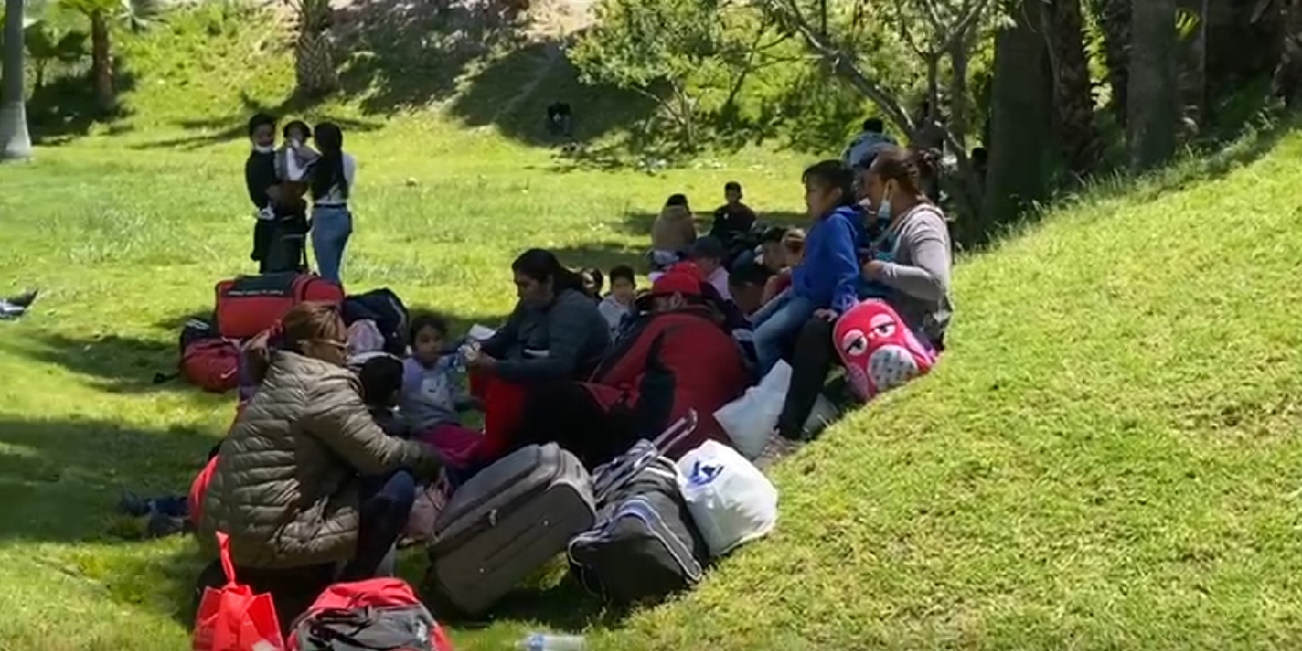 Migrantes forman un campamento en garita de San Ysidro.