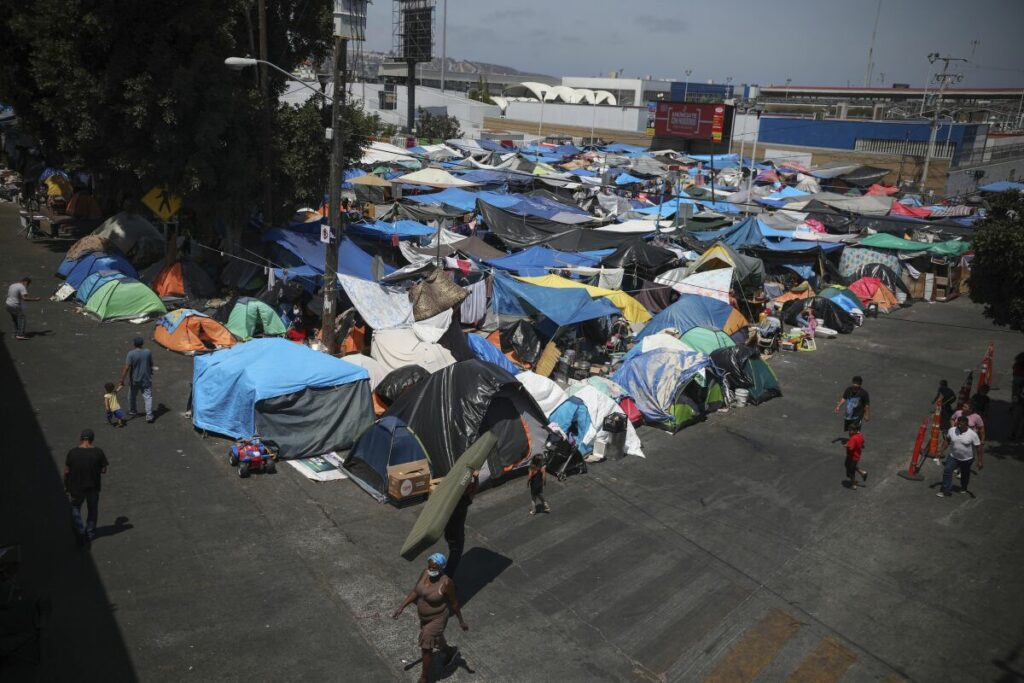 Varios grupos de migrantes han permanecido en campamentos en Tijuana para poder cruzar a Estados Unidos.
