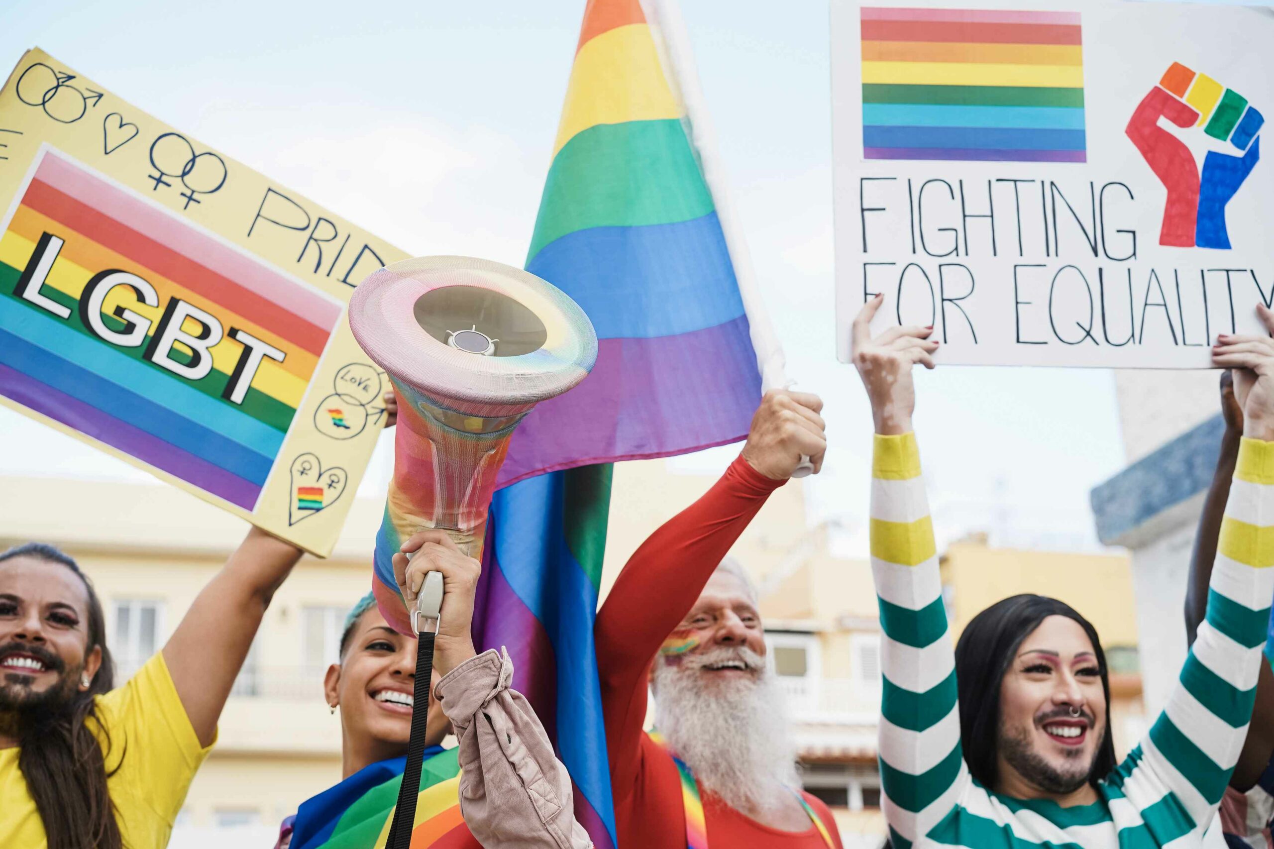 Foto ilustrativa de grupo de personas en Estados Unidos celebrando el Día del Orgullo Gay con banderas y carteles. 