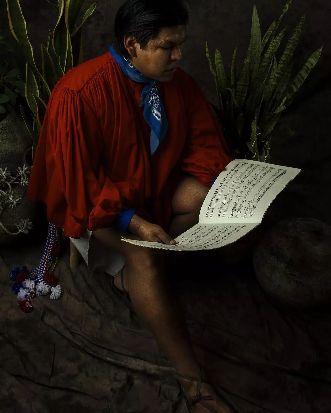 Romeyno Gutiérrez sosteniendo partituras.