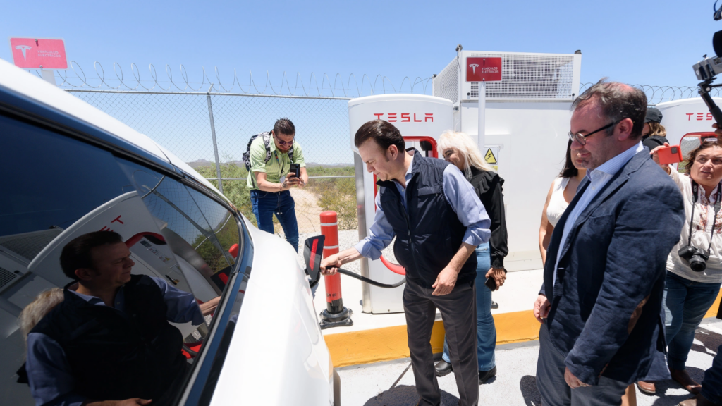 Inauguración de supercargador Tesla en autopista de Durango. 