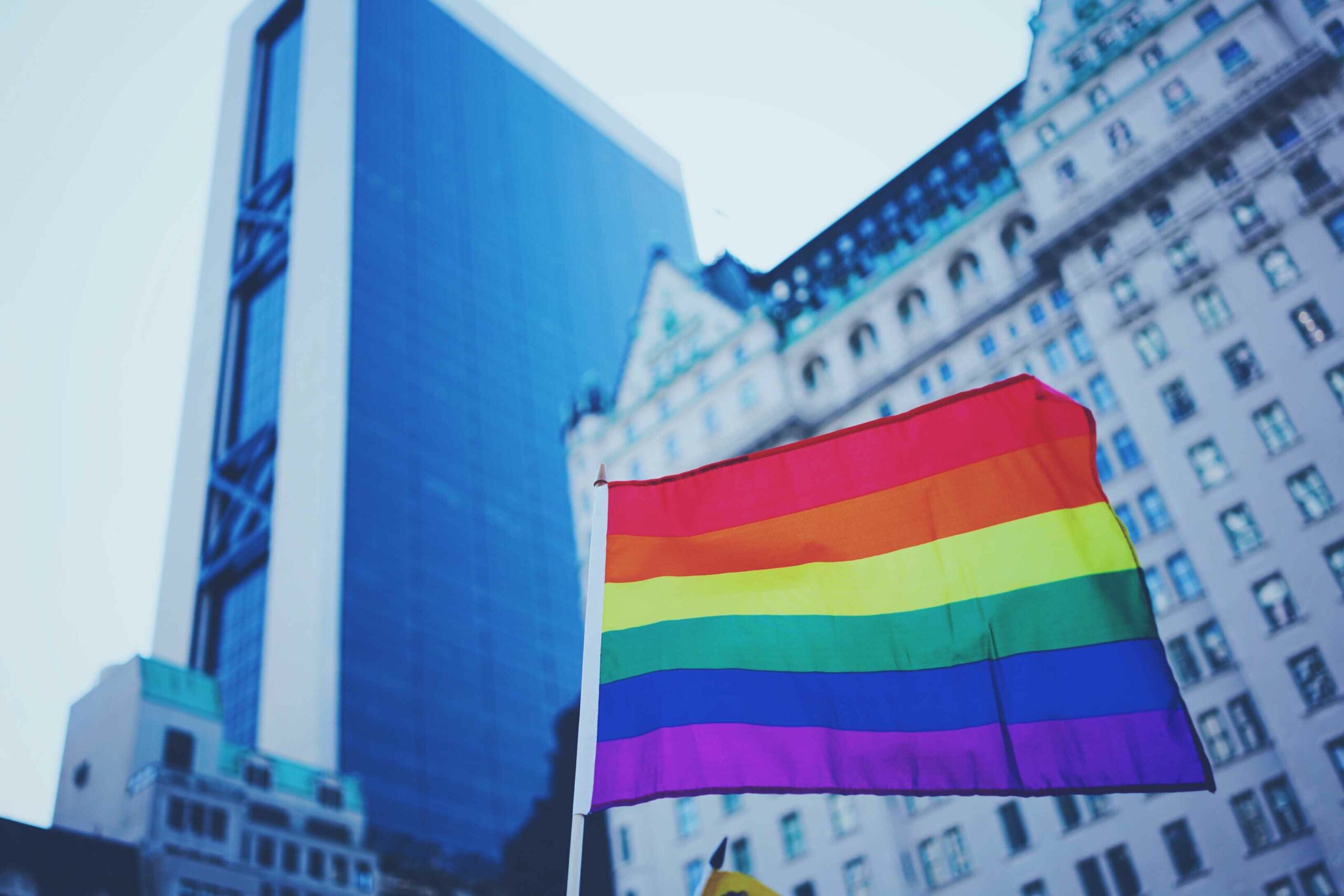 Foto ilustrativa de bandera del Orgullo Gay hondeando en Nueva York.