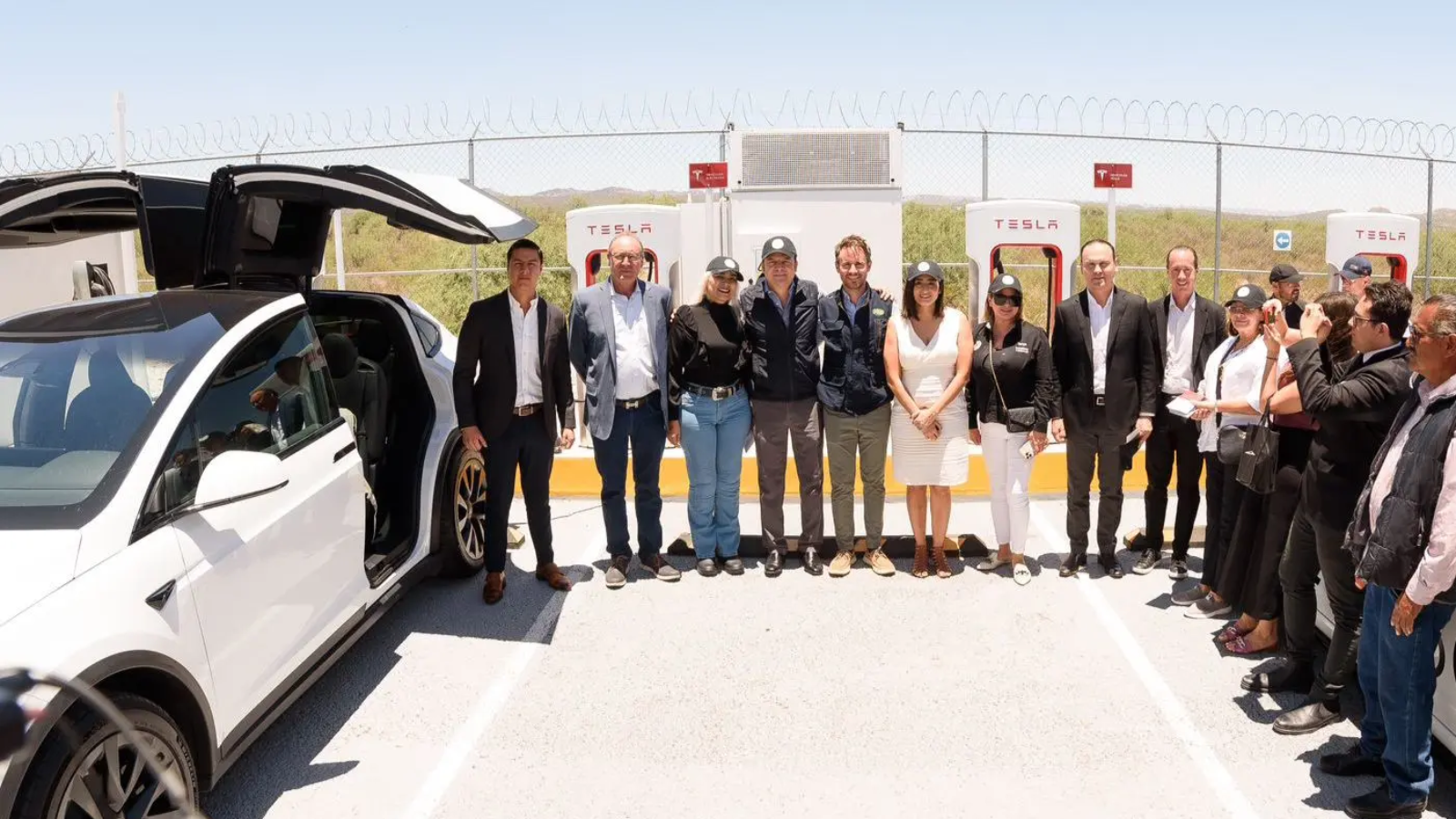 Inauguración de supercargador Tesla en autopista de Durango.