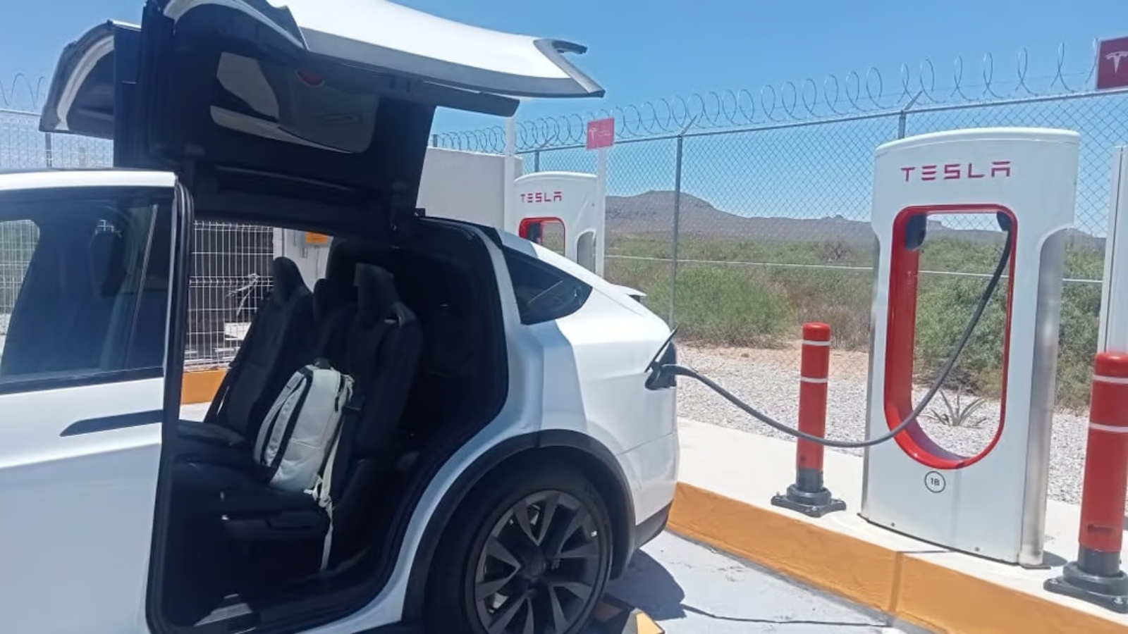 Primer Tesla cargado con supercargador de Durango.