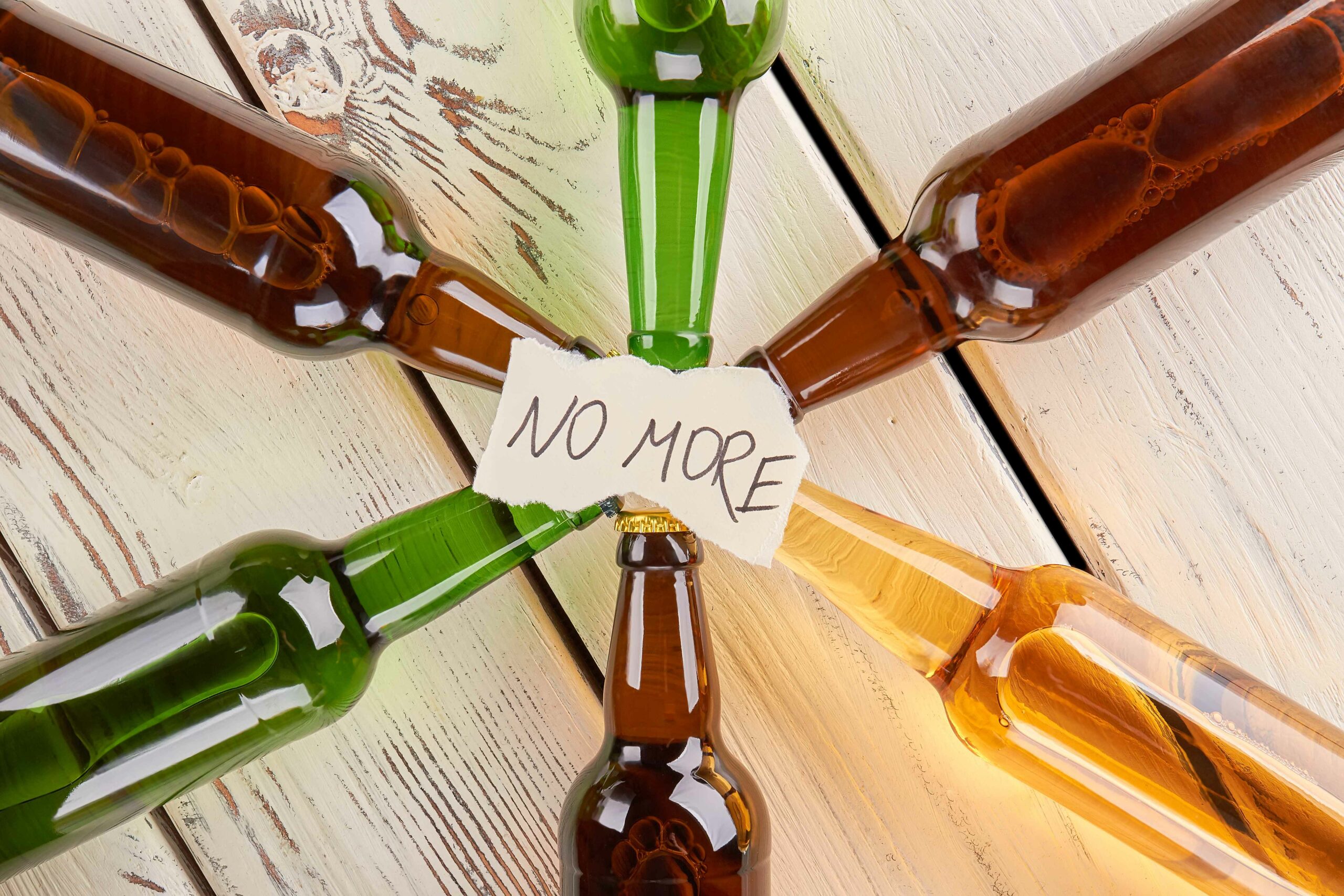 Botellas de cerveza con un letrero que dice "no more".