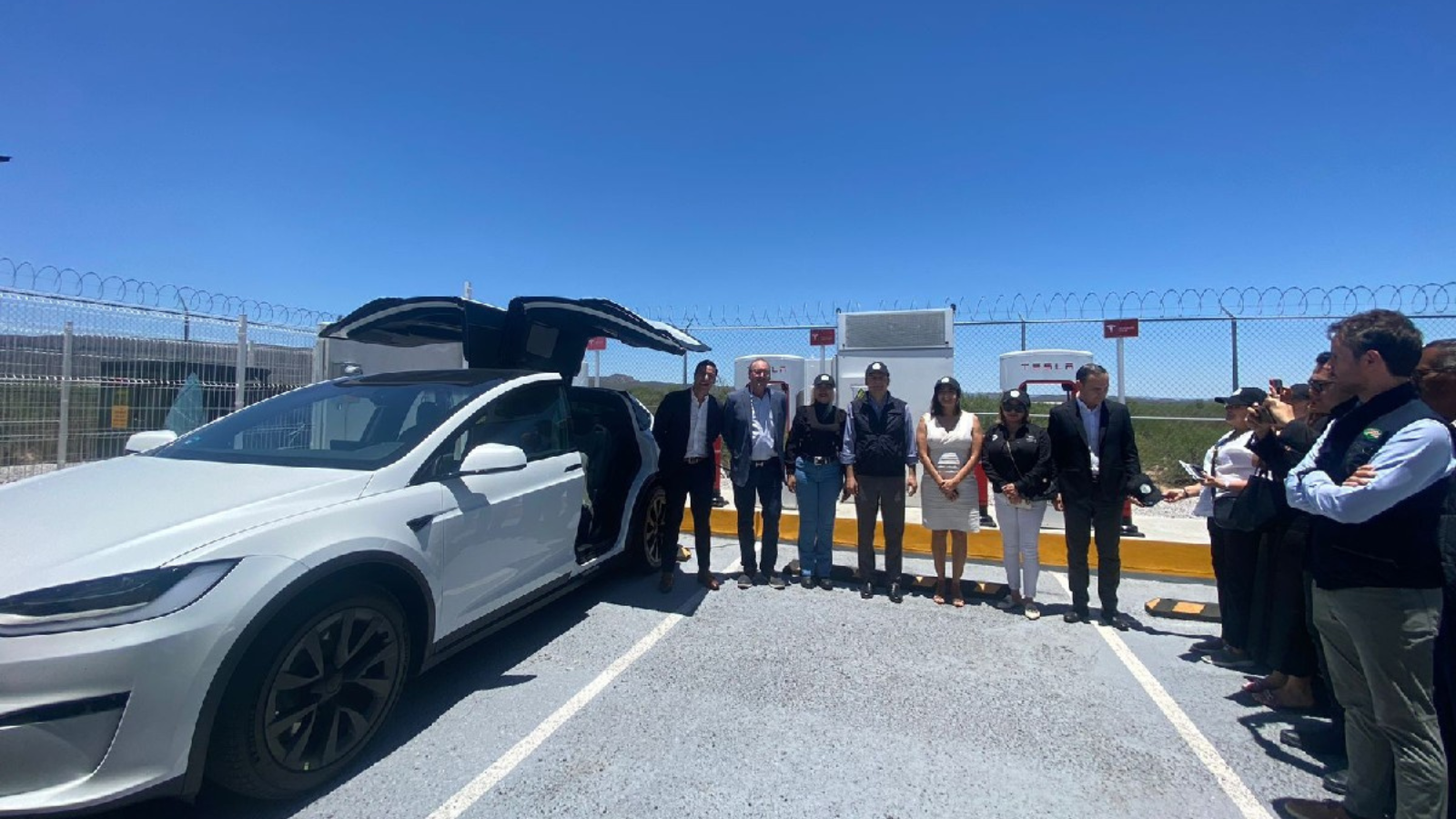 Inauguración de supercargador Tesla en autopista de Durango.