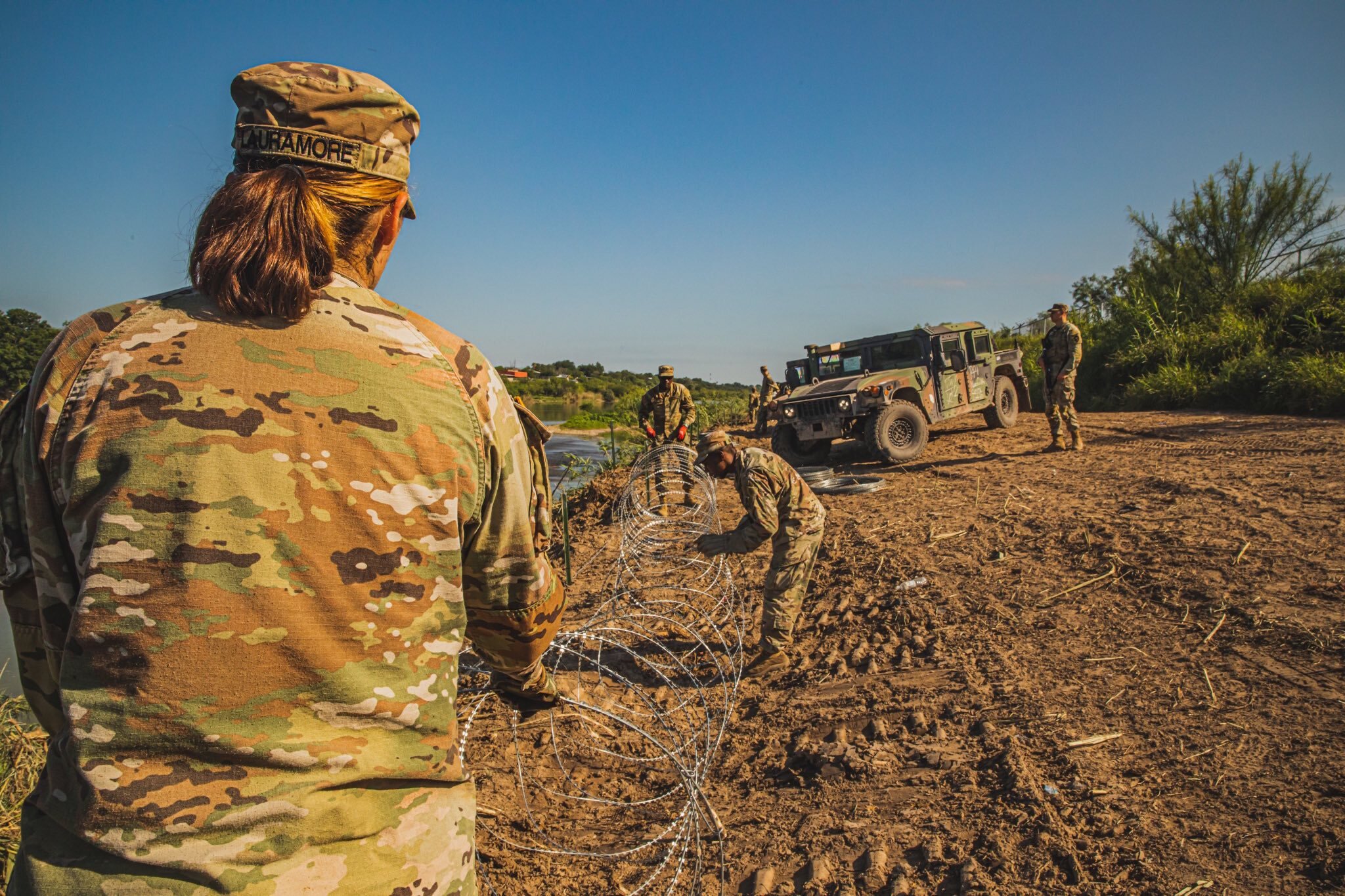 Militares en Texas refuerzan muro de alambre de puas en frontera del Río Bravo.