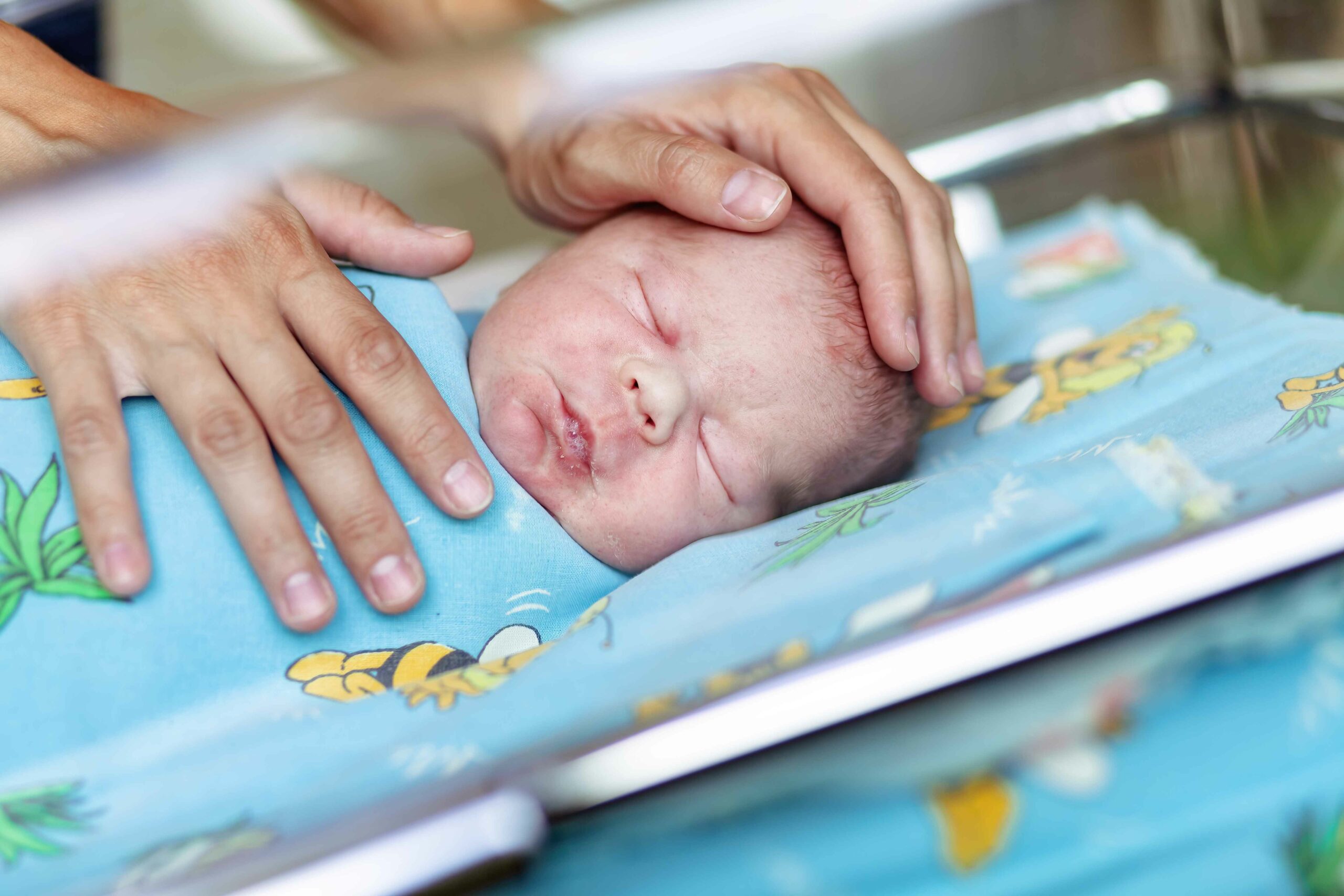 Foto ilustrativa de bebé en cunero.