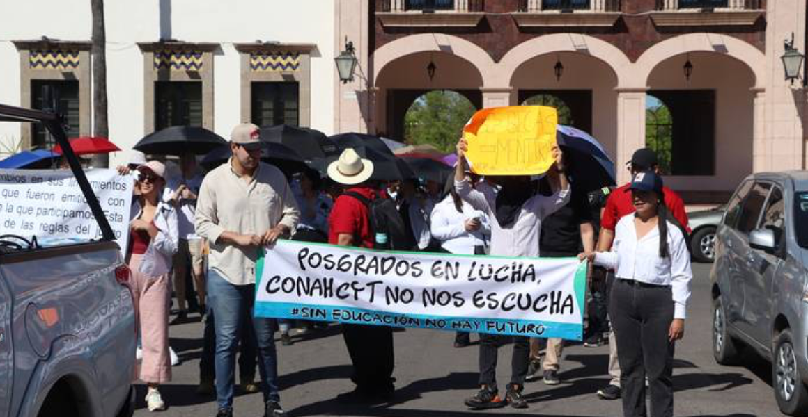Alumnos de posgrado de la Universidad de Sonora se manifiestan para pedir que regresen las becas pata todos los estudiantes.