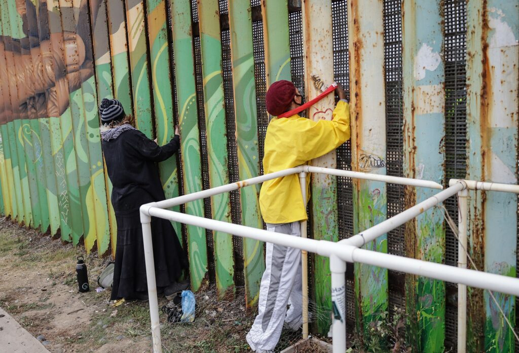 muro activistas encadenados tijuana baja california