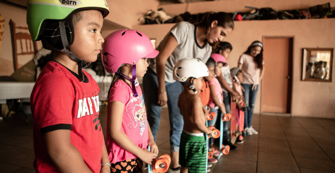 Grlswirl, el colectivo que enseñó a patinar a jovenes migrantes durante la primera caravana en Tijuana