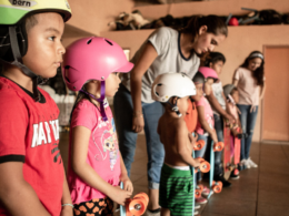 Grlswirl, el colectivo que enseñó a patinar a jovenes migrantes durante la primera caravana en Tijuana