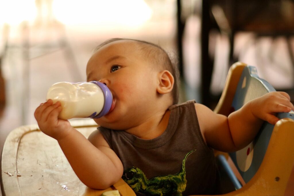 free photo of sentado bebiendo leche bebe