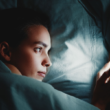 ¿Eres de los que usa el celular antes de dormir? Tal vez estés generándote insomnio