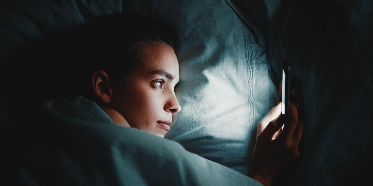 ¿Eres de los que usa el celular antes de dormir? Tal vez estés generándote insomnio