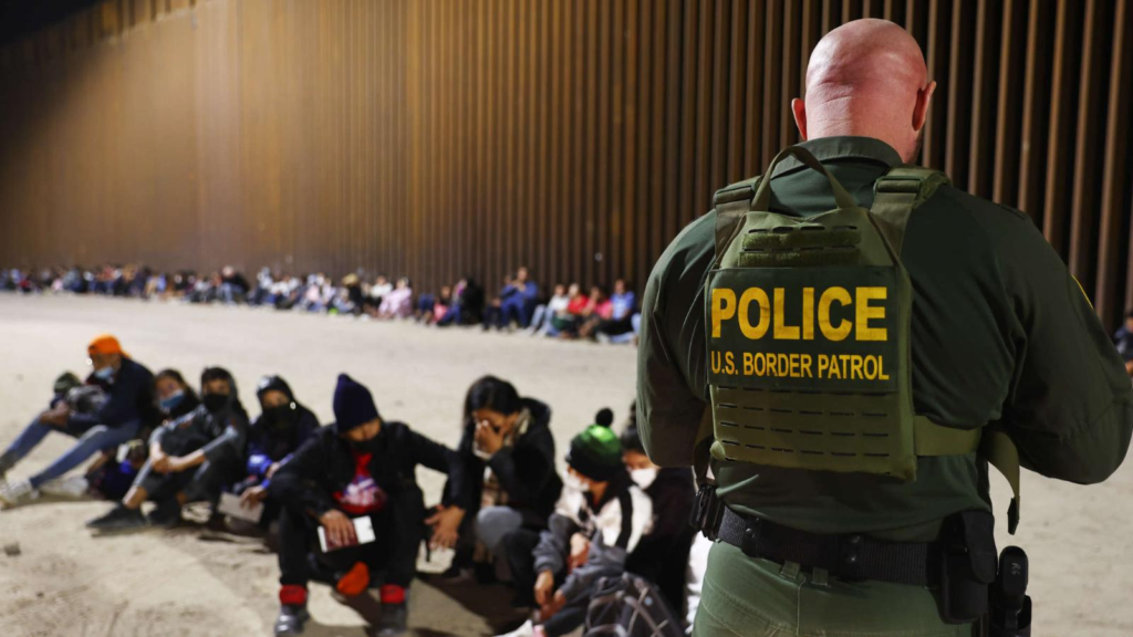 policias de texas arrestar deportar migrantes mexico