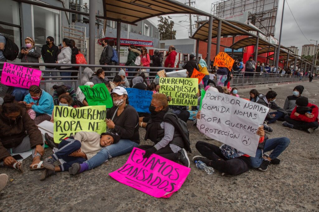 activistas se reunen en garita san ysidro baja california