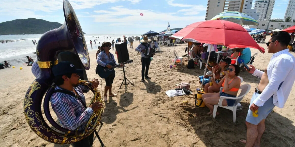 Empresarios buscan prohibir música de banda en playas de Mazatlán y mexicanos responden con memes
