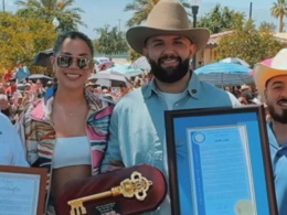 Carin León recibió las llaves de la ciudad de Coachella