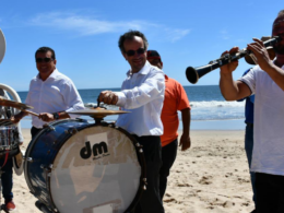 Embajador de Reino Unido toca y baila música de banda en Mazatlán