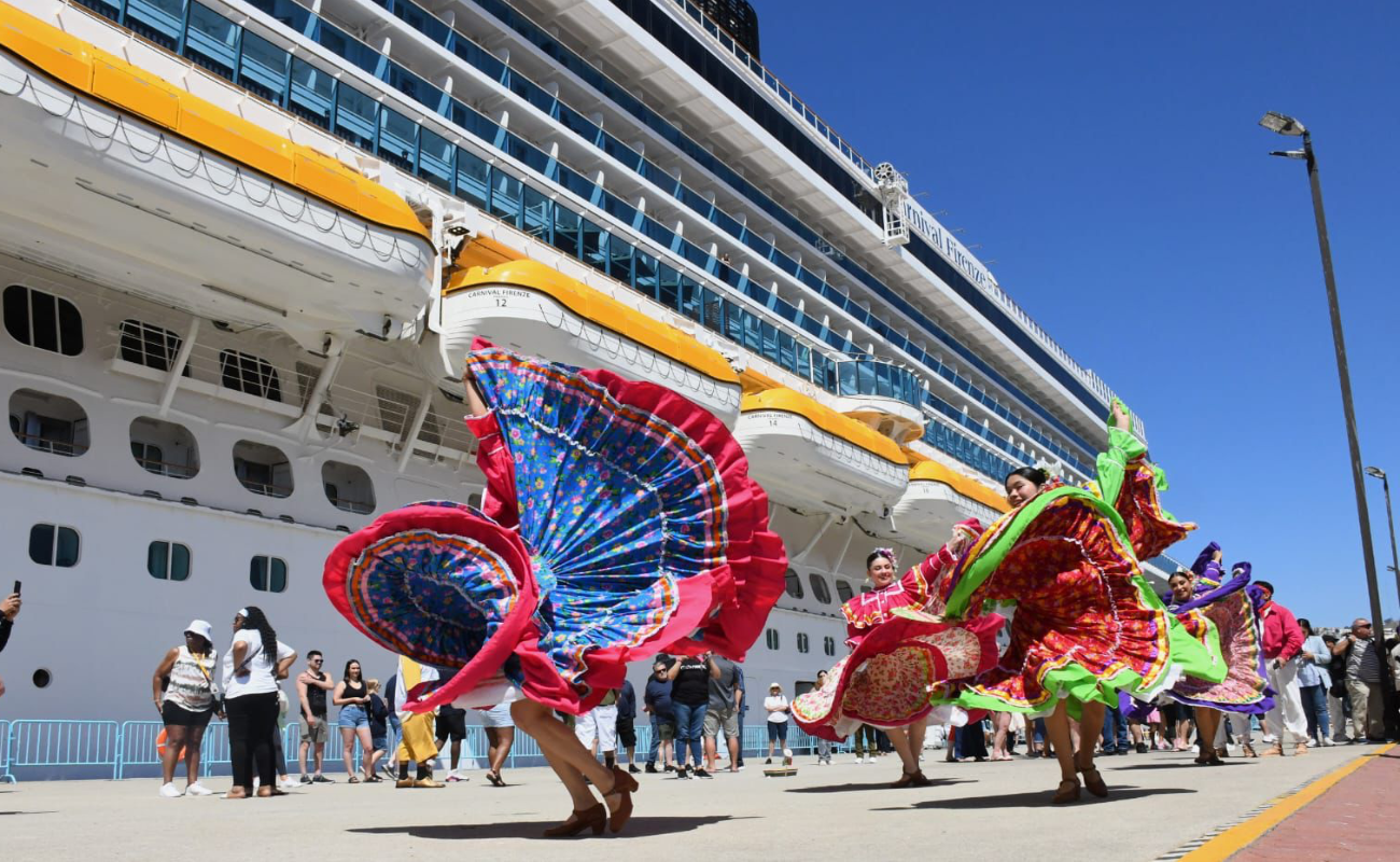 Crucero Carnival Firenze arribó por primera vez al puerto de Ensenada