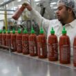 Continúa la escasez de salsa Sriracha en México y EEUU