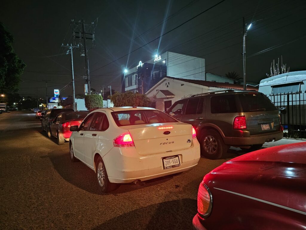 Filas de carros por desabasto de gasolina en Tijuana.