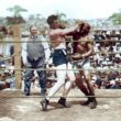 Foto a color con inteligencia artificial de Jack Johnson (derecha) de EEUU, poseedor del título mundial de peso pesado desde 1908, en acción contra Jess Willard en La Habana, Cuba en 1915. Willard se llevó el título por KO.