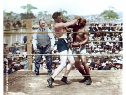 Foto a color con inteligencia artificial de Jack Johnson (derecha) de EEUU, poseedor del título mundial de peso pesado desde 1908, en acción contra Jess Willard en La Habana, Cuba en 1915. Willard se llevó el título por KO.