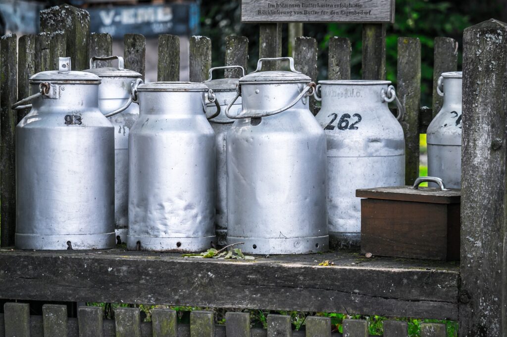 milk cans 1659157 1280