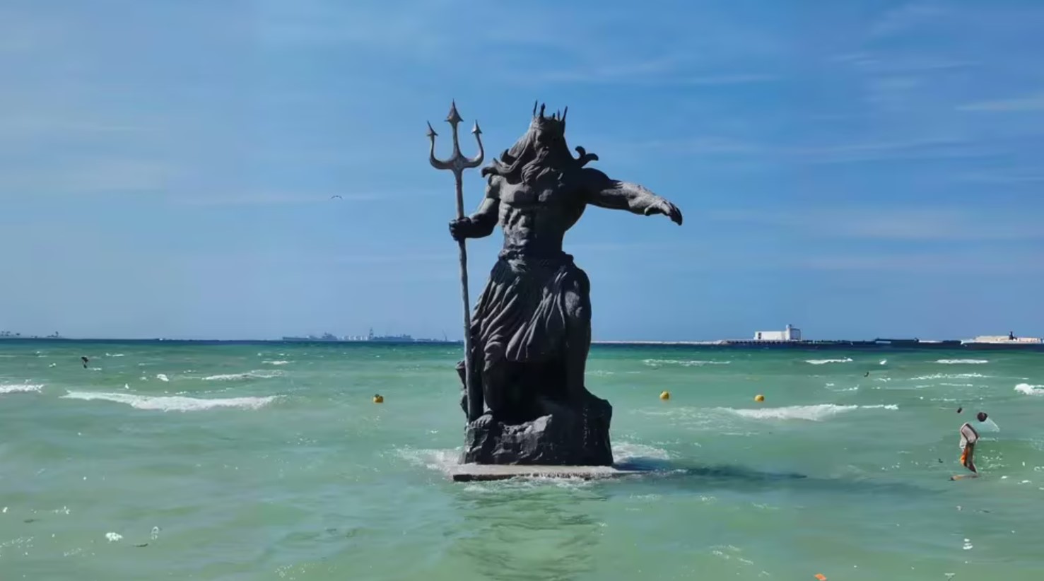 Estatua de Poseidon seria derribada por desatar la ira de Chaac el dios maya de la lluvia